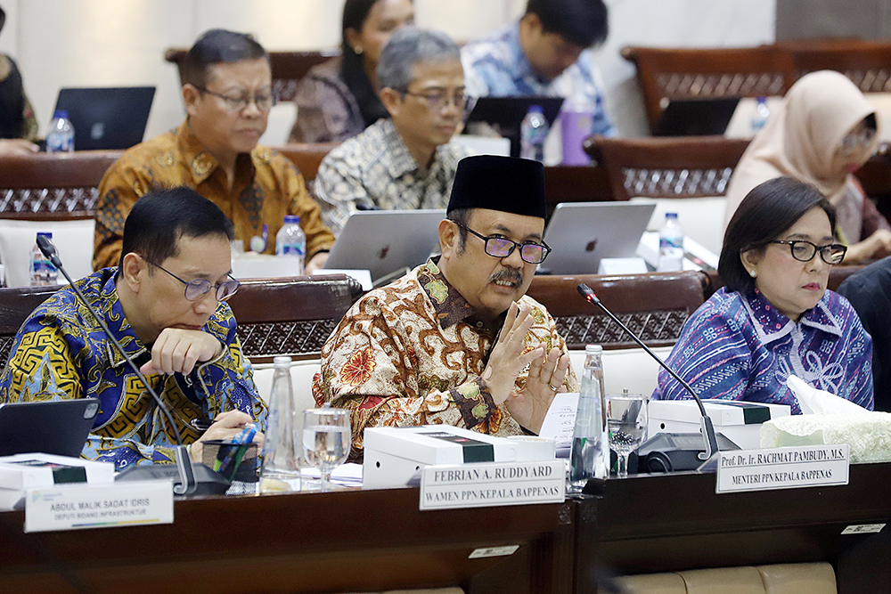 Menteri Perencanaan Pembangunan Nasional (PPN)/Kepala Bappenas Rachmat Pambudy memberika pandangan dalam rapat kerja bersama Komisi XI DPR. (BeritaNasional/Elvis Sendouw)