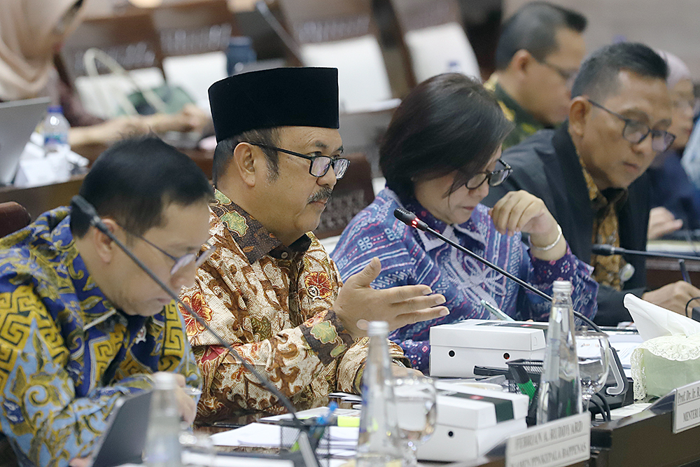 Menteri Perencanaan Pembangunan Nasional (PPN)/Kepala Bappenas Rachmat Pambudy memberika pandangan dalam rapat kerja bersama Komisi XI DPR. (BeritaNasional/Elvis Sendouw)