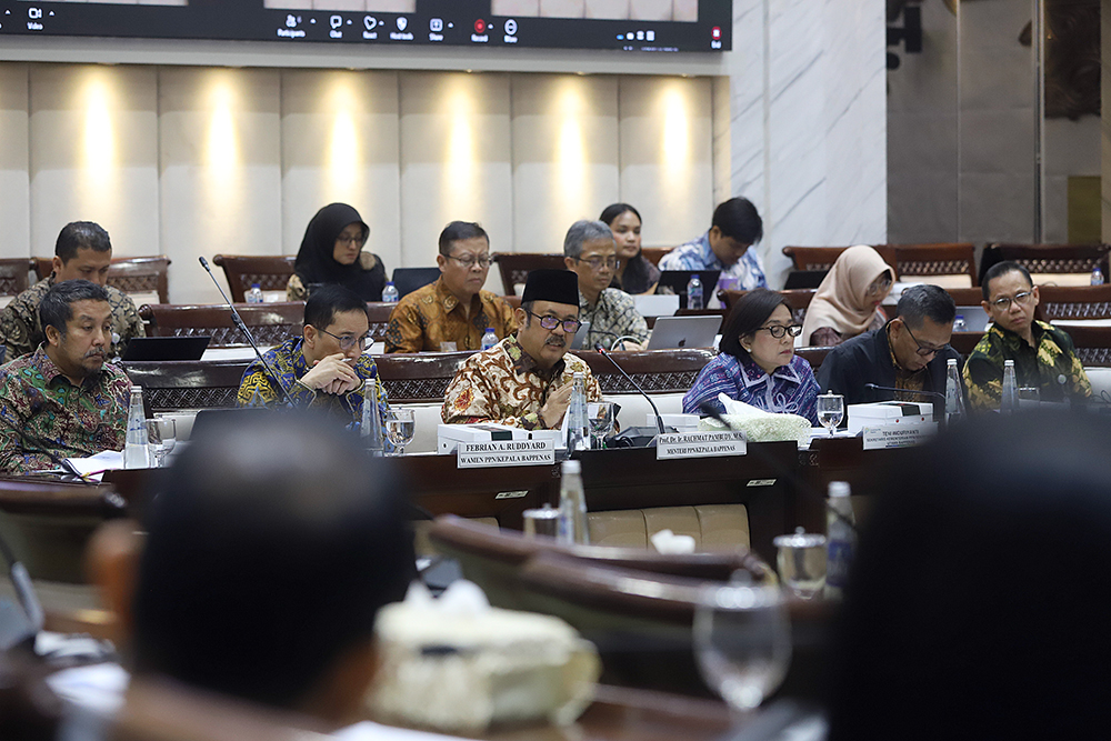 Menteri Perencanaan Pembangunan Nasional (PPN)/Kepala Bappenas Rachmat Pambudy memberika pandangan dalam rapat kerja bersama Komisi XI DPR. (BeritaNasional/Elvis Sendouw)
