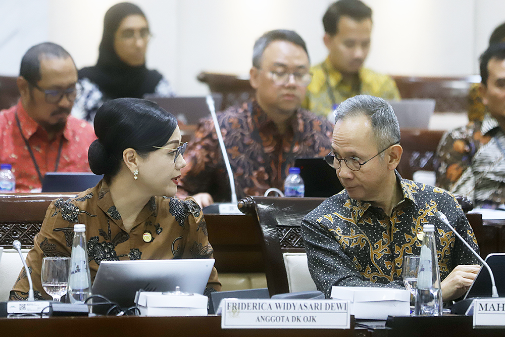 Pimpinan OJK mengikuti rapat kerja bersama Komisi XI DPR permasalahan Anti-Scam Centre (IASC). (BeritaNasional/Elvis Sendouw)