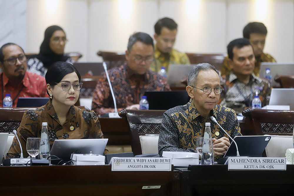 Pimpinan OJK mengikuti rapat kerja bersama Komisi XI DPR permasalahan Anti-Scam Centre (IASC). (BeritaNasional/Elvis Sendouw)