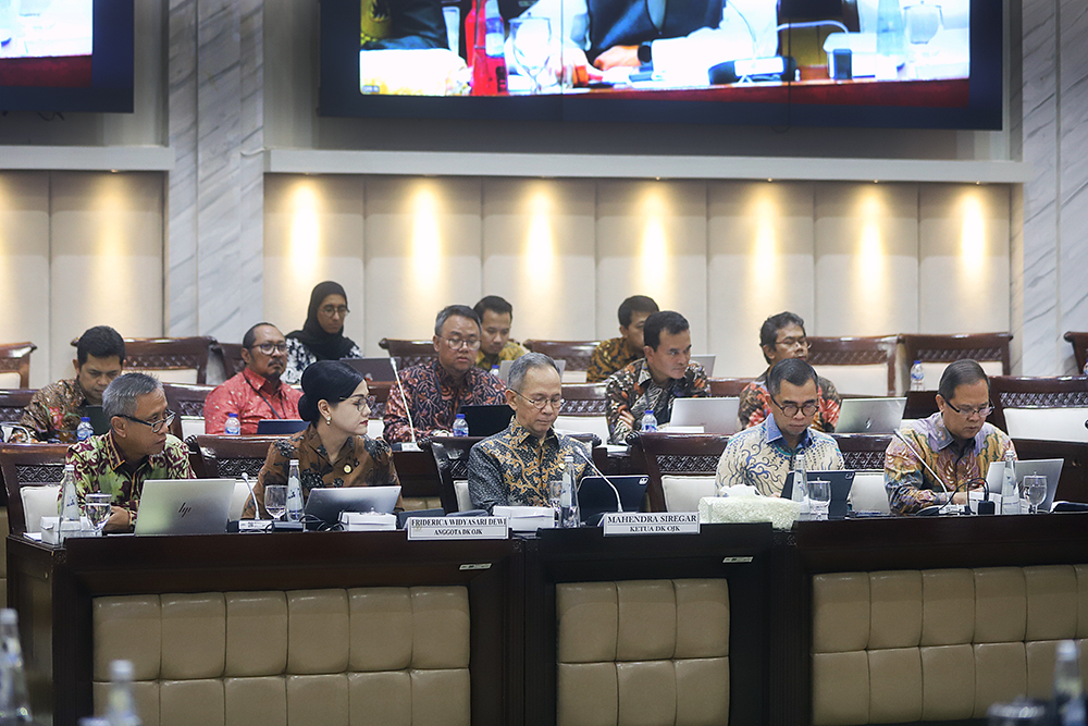 Pimpinan OJK mengikuti rapat kerja bersama Komisi XI DPR permasalahan Anti-Scam Centre (IASC). (BeritaNasional/Elvis Sendouw)
