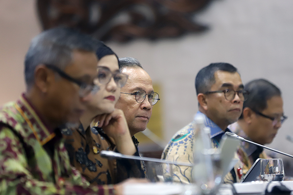 Pimpinan OJK mengikuti rapat kerja bersama Komisi XI DPR permasalahan Anti-Scam Centre (IASC). (BeritaNasional/Elvis Sendouw)
