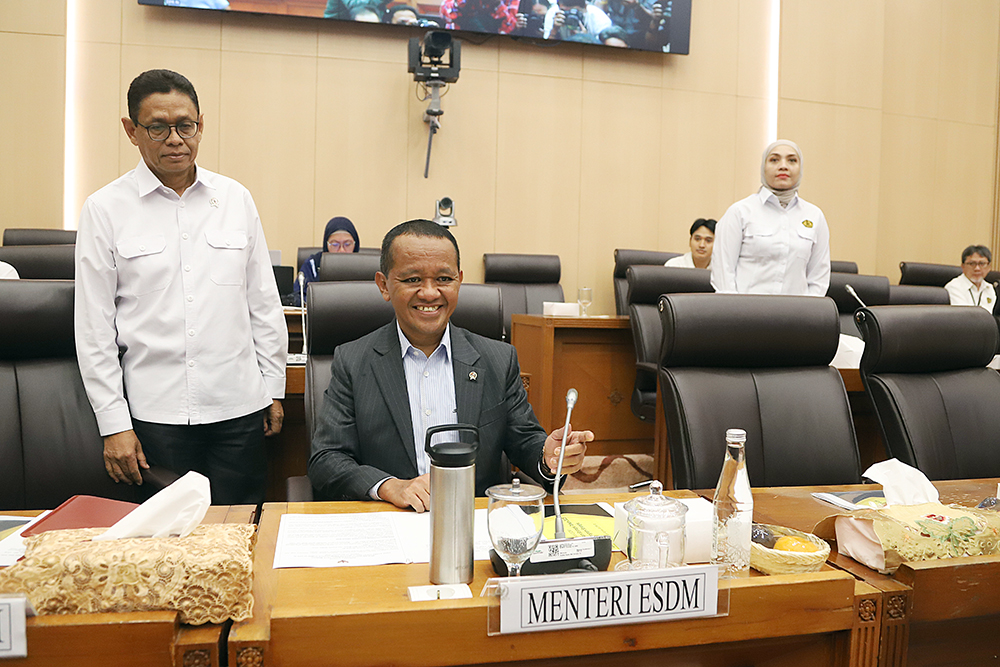 Menteri ESDM Bahlil Lahadalia mengikuti rapat kerja dengan komisi XII bahas realisasi PNBP. (BeritaNasional/Elvis Sendouw)