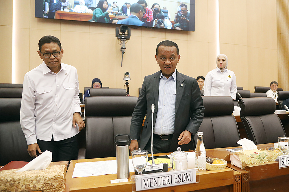 Menteri ESDM Bahlil Lahadalia mengikuti rapat kerja dengan komisi XII bahas realisasi PNBP. (BeritaNasional/Elvis Sendouw)