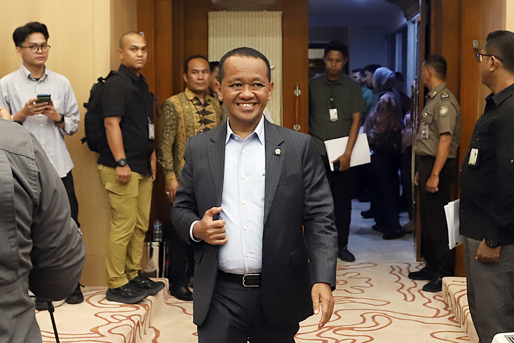 Menteri ESDM Bahlil Lahadalia mengikuti rapat kerja dengan komisi XII bahas realisasi PNBP. (BeritaNasional/Elvis Sendouw)