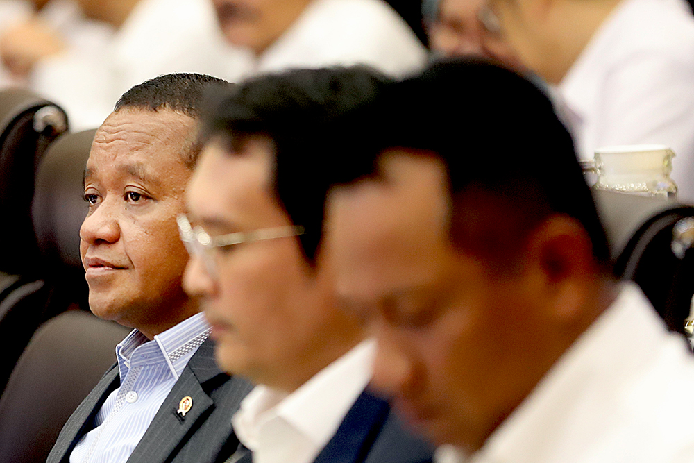 Menteri ESDM Bahlil Lahadalia mengikuti rapat kerja dengan komisi XII bahas realisasi PNBP. (BeritaNasional/Elvis Sendouw)