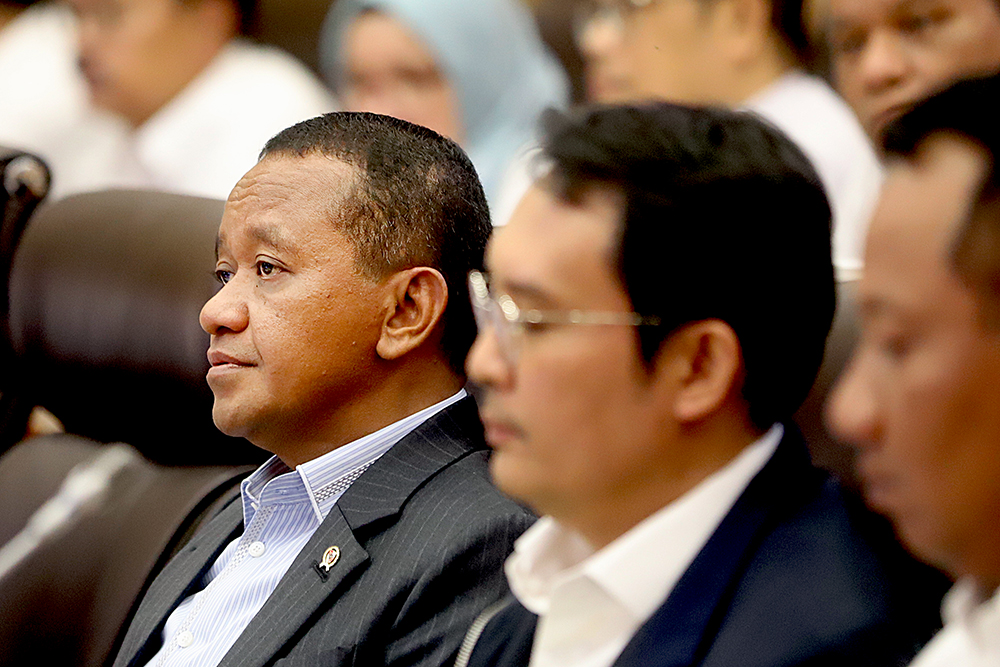 Menteri ESDM Bahlil Lahadalia mengikuti rapat kerja dengan komisi XII bahas realisasi PNBP. (BeritaNasional/Elvis Sendouw)