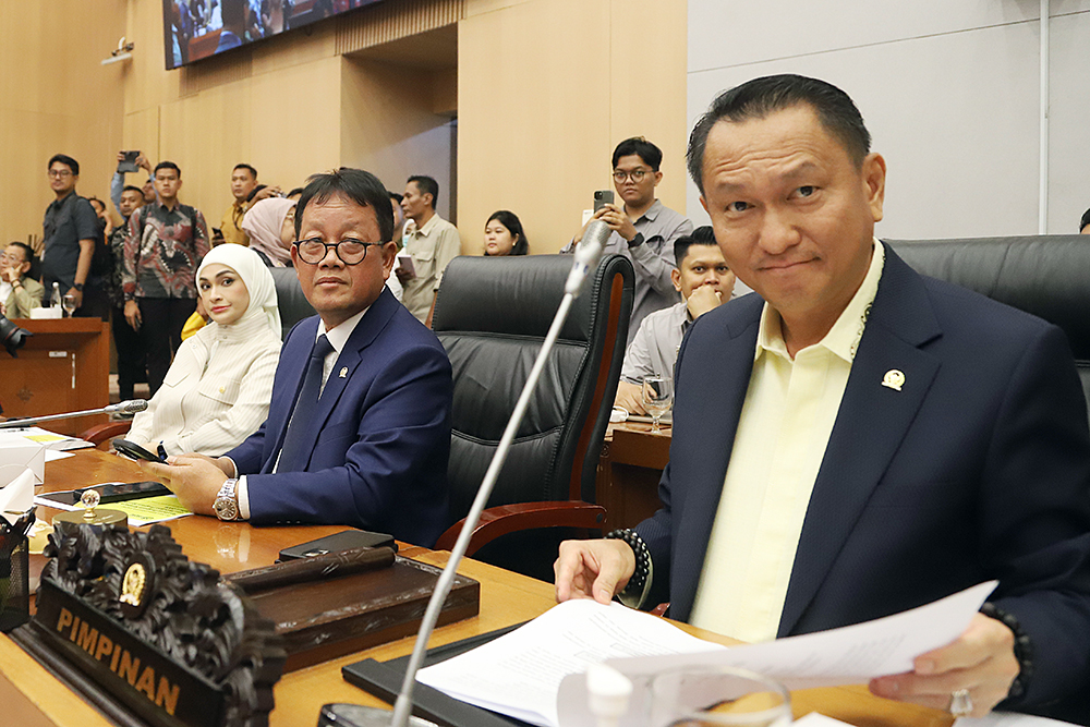 Menteri ESDM Bahlil Lahadalia mengikuti rapat kerja dengan komisi XII bahas realisasi PNBP. (BeritaNasional/Elvis Sendouw)