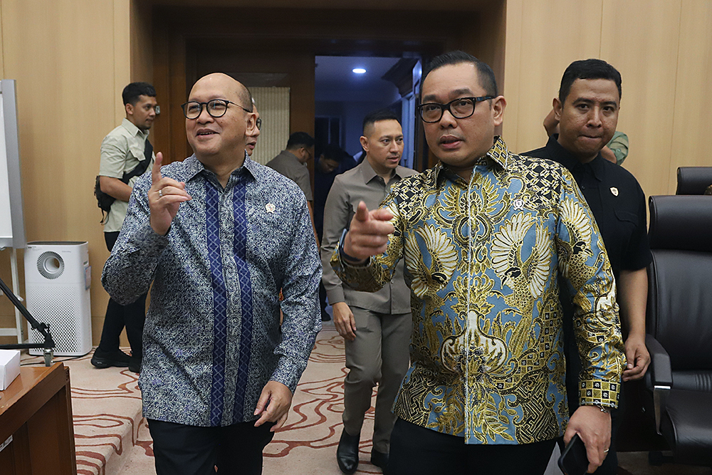 Menteri Investasi dan Hilirisasi/Kepala Badan Koordinasi Penanaman Modal (BKPM) Rosan Perkasa Roeslani (kanan) bersama Wakil Menteri Investasi dan Hilirisasi/Wakil Kepala BKPM Todotua Pasaribu (kiri) hadir dalam rapat kerja bersama komisi XII. (BeritaNasional/Elvis Sendouw)