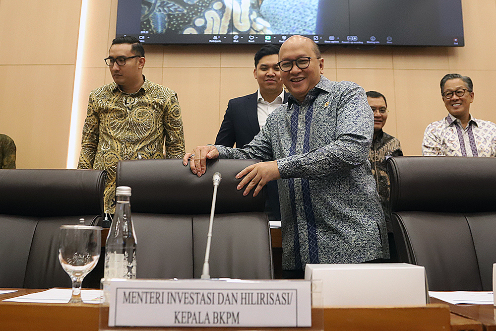 Menteri Investasi dan Hilirisasi/Kepala Badan Koordinasi Penanaman Modal (BKPM) Rosan Perkasa Roeslani (kanan) bersama Wakil Menteri Investasi dan Hilirisasi/Wakil Kepala BKPM Todotua Pasaribu (kiri) hadir dalam rapat kerja bersama komisi XII. (BeritaNasional/Elvis Sendouw)