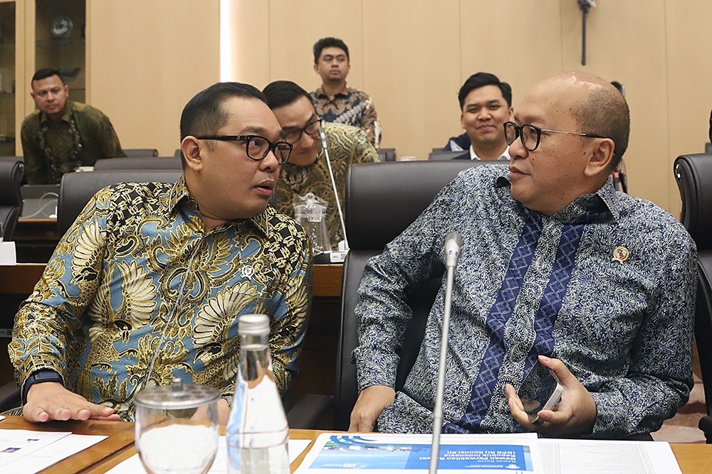 Menteri Investasi dan Hilirisasi/Kepala Badan Koordinasi Penanaman Modal (BKPM) Rosan Perkasa Roeslani (kanan) bersama Wakil Menteri Investasi dan Hilirisasi/Wakil Kepala BKPM Todotua Pasaribu (kiri) hadir dalam rapat kerja bersama komisi XII. (BeritaNasional/Elvis Sendouw)