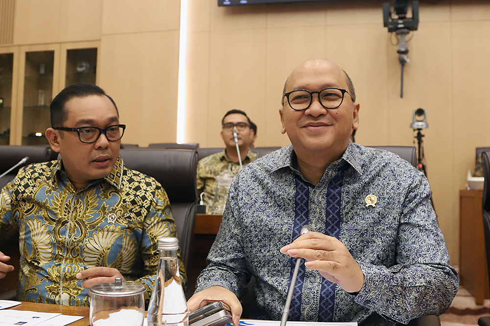 Menteri Investasi dan Hilirisasi/Kepala Badan Koordinasi Penanaman Modal (BKPM) Rosan Perkasa Roeslani (kanan) bersama Wakil Menteri Investasi dan Hilirisasi/Wakil Kepala BKPM Todotua Pasaribu (kiri) hadir dalam rapat kerja bersama komisi XII. (BeritaNasional/Elvis Sendouw)