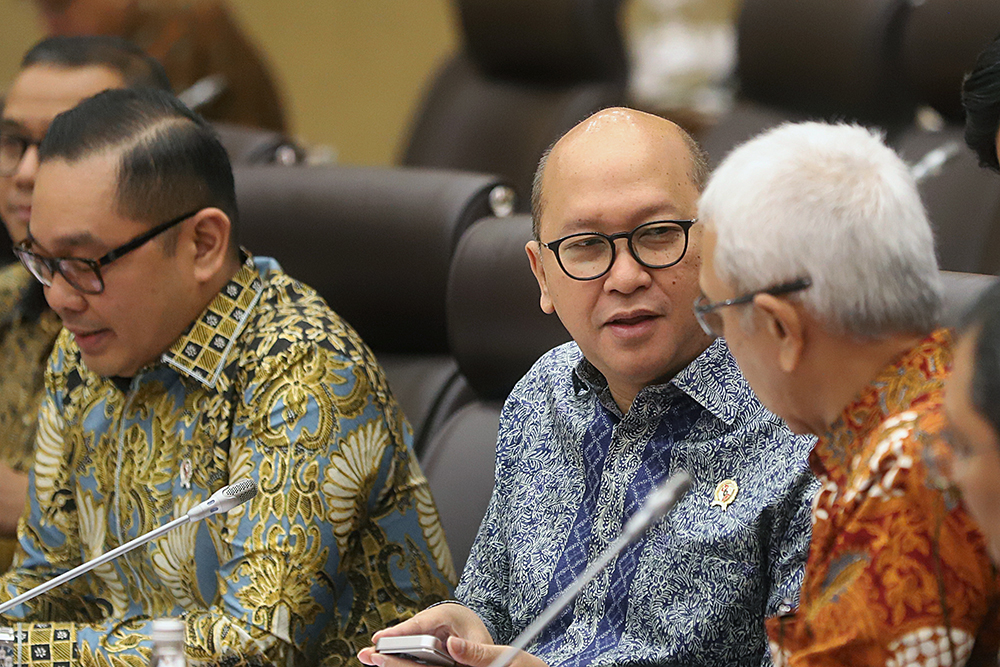 Menteri Investasi dan Hilirisasi/Kepala Badan Koordinasi Penanaman Modal (BKPM) Rosan Perkasa Roeslani (kanan) bersama Wakil Menteri Investasi dan Hilirisasi/Wakil Kepala BKPM Todotua Pasaribu (kiri) hadir dalam rapat kerja bersama komisi XII. (BeritaNasional/Elvis Sendouw)