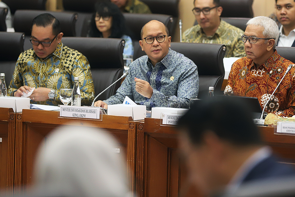 Menteri Investasi dan Hilirisasi/Kepala Badan Koordinasi Penanaman Modal (BKPM) Rosan Perkasa Roeslani (kanan) bersama Wakil Menteri Investasi dan Hilirisasi/Wakil Kepala BKPM Todotua Pasaribu (kiri) hadir dalam rapat kerja bersama komisi XII. (BeritaNasional/Elvis Sendouw)