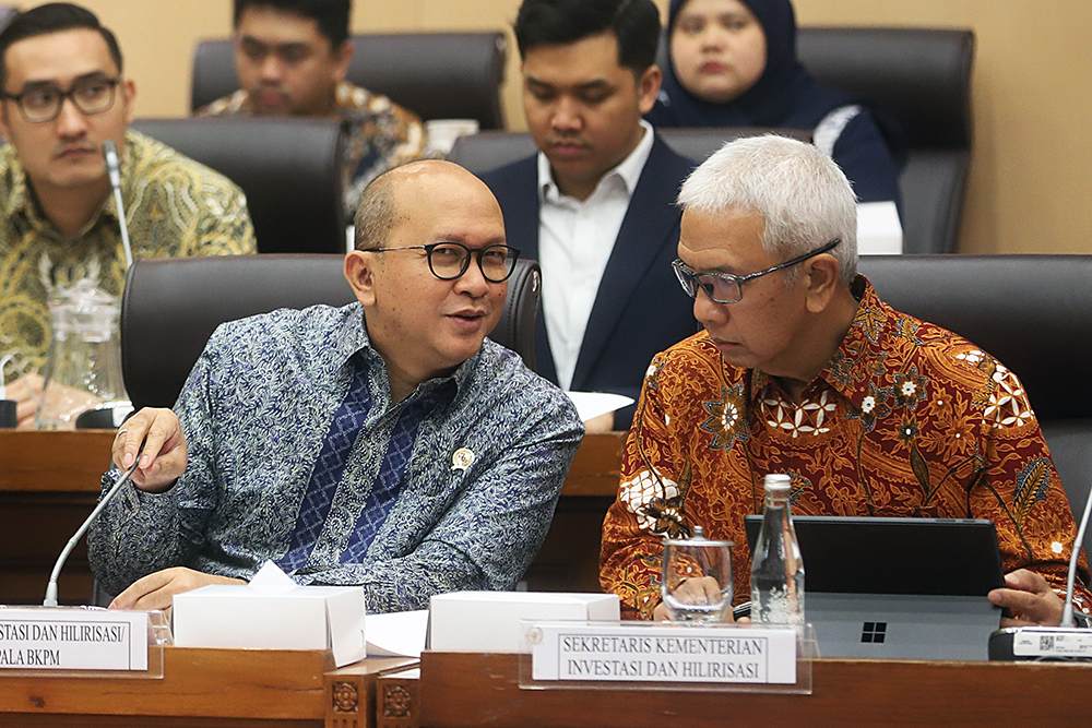 Menteri Investasi dan Hilirisasi/Kepala Badan Koordinasi Penanaman Modal (BKPM) Rosan Perkasa Roeslani (kanan) bersama Wakil Menteri Investasi dan Hilirisasi/Wakil Kepala BKPM Todotua Pasaribu (kiri) hadir dalam rapat kerja bersama komisi XII. (BeritaNasional/Elvis Sendouw)