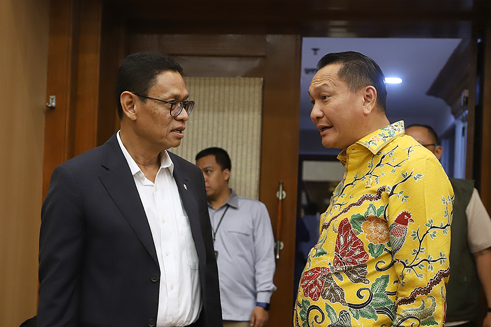 Wakil Menteri ESDM Yuliot Tanjung bersama jajaran kementeria ESDM mengikuti Rapat Kerja dengan Komisi XII DPR. (BeritaNasional/Elvis Sendouw)