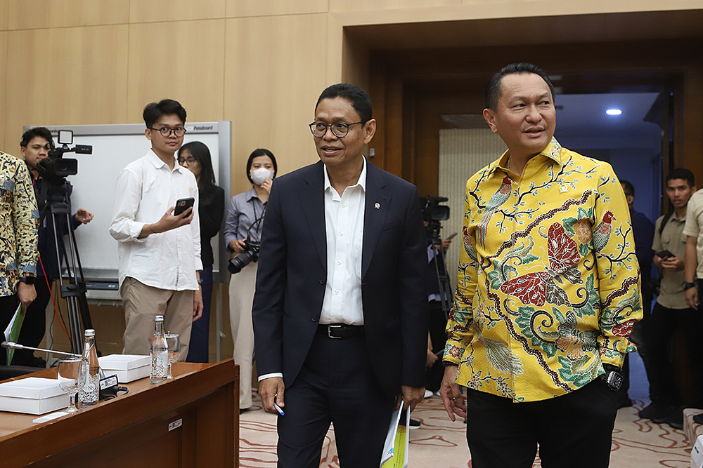 Wakil Menteri ESDM Yuliot Tanjung bersama jajaran kementeria ESDM mengikuti Rapat Kerja dengan Komisi XII DPR. (BeritaNasional/Elvis Sendouw)
