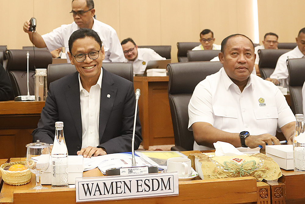 Wakil Menteri ESDM Yuliot Tanjung bersama jajaran kementeria ESDM mengikuti Rapat Kerja dengan Komisi XII DPR. (BeritaNasional/Elvis Sendouw)