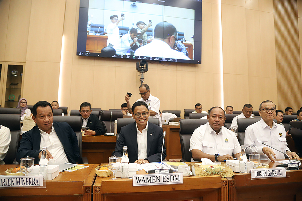 Wakil Menteri ESDM Yuliot Tanjung bersama jajaran kementeria ESDM mengikuti Rapat Kerja dengan Komisi XII DPR. (BeritaNasional/Elvis Sendouw)