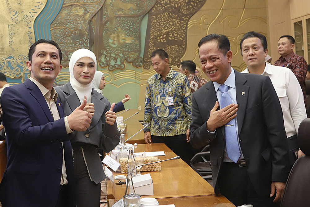 Menteri Lingkungan Hidup/Kepala Badan Pengendalian Lingkungan Hidup Hanif Faisol Nurofiq  bersama jajaran kementerian menghadiri Rapat Kerja bersama Komisi XII DPR. (BeritaNasional/Elvis Sendouw)