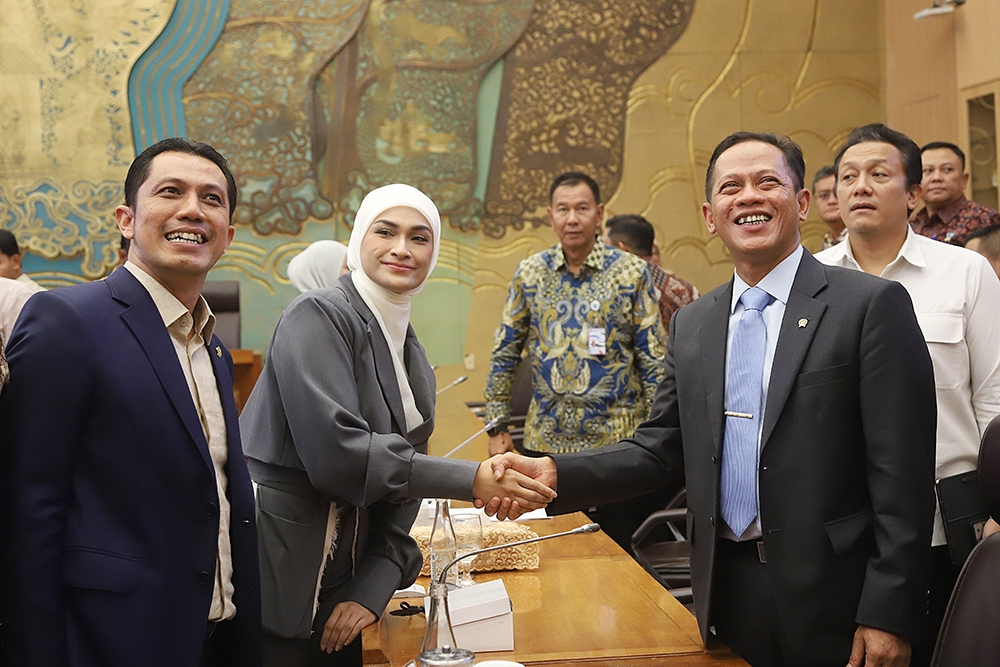 Menteri Lingkungan Hidup/Kepala Badan Pengendalian Lingkungan Hidup Hanif Faisol Nurofiq  bersama jajaran kementerian menghadiri Rapat Kerja bersama Komisi XII DPR. (BeritaNasional/Elvis Sendouw)