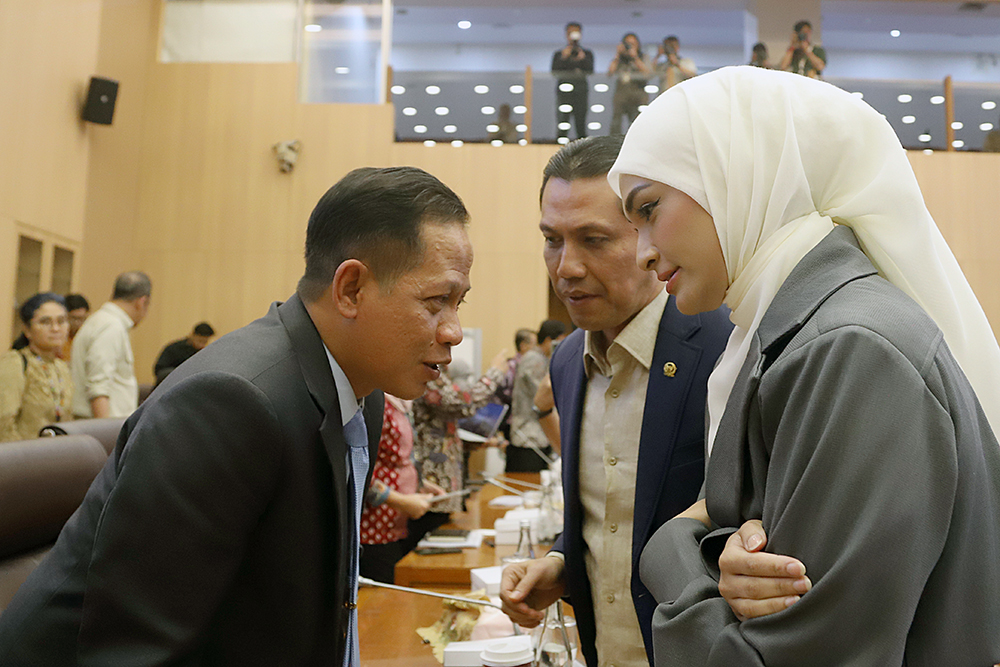 Menteri Lingkungan Hidup/Kepala Badan Pengendalian Lingkungan Hidup Hanif Faisol Nurofiq  bersama jajaran kementerian menghadiri Rapat Kerja bersama Komisi XII DPR. (BeritaNasional/Elvis Sendouw)