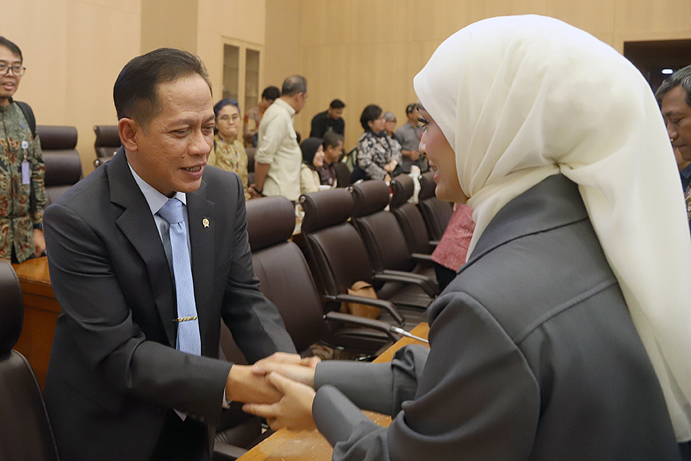 Menteri Lingkungan Hidup/Kepala Badan Pengendalian Lingkungan Hidup Hanif Faisol Nurofiq  bersama jajaran kementerian menghadiri Rapat Kerja bersama Komisi XII DPR. (BeritaNasional/Elvis Sendouw)