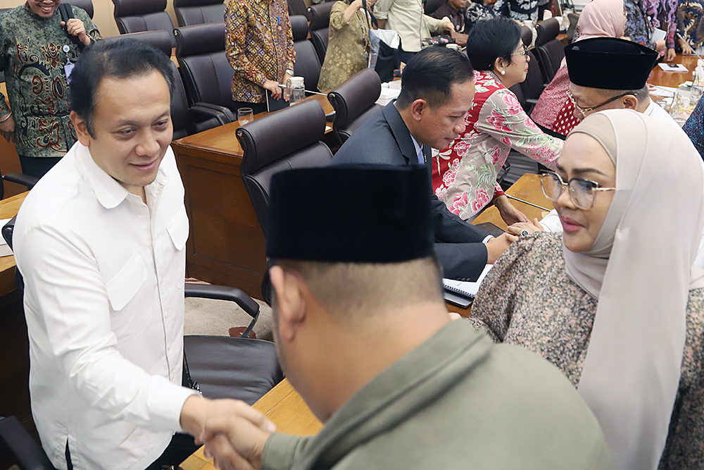 Menteri Lingkungan Hidup/Kepala Badan Pengendalian Lingkungan Hidup Hanif Faisol Nurofiq  bersama jajaran kementerian menghadiri Rapat Kerja bersama Komisi XII DPR. (BeritaNasional/Elvis Sendouw)