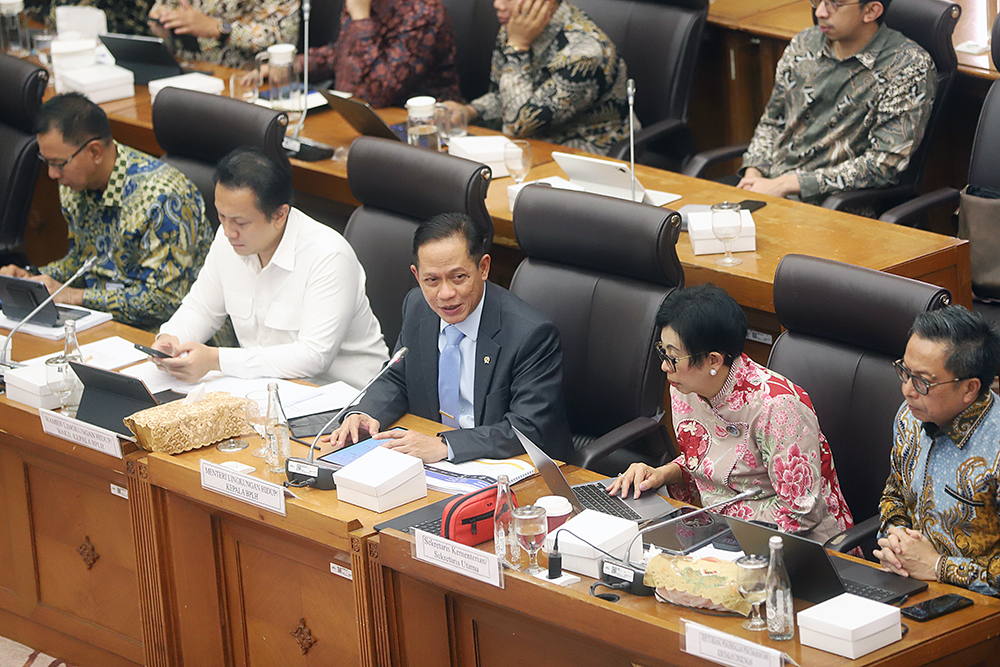 Menteri Lingkungan Hidup/Kepala Badan Pengendalian Lingkungan Hidup Hanif Faisol Nurofiq  bersama jajaran kementerian menghadiri Rapat Kerja bersama Komisi XII DPR. (BeritaNasional/Elvis Sendouw)