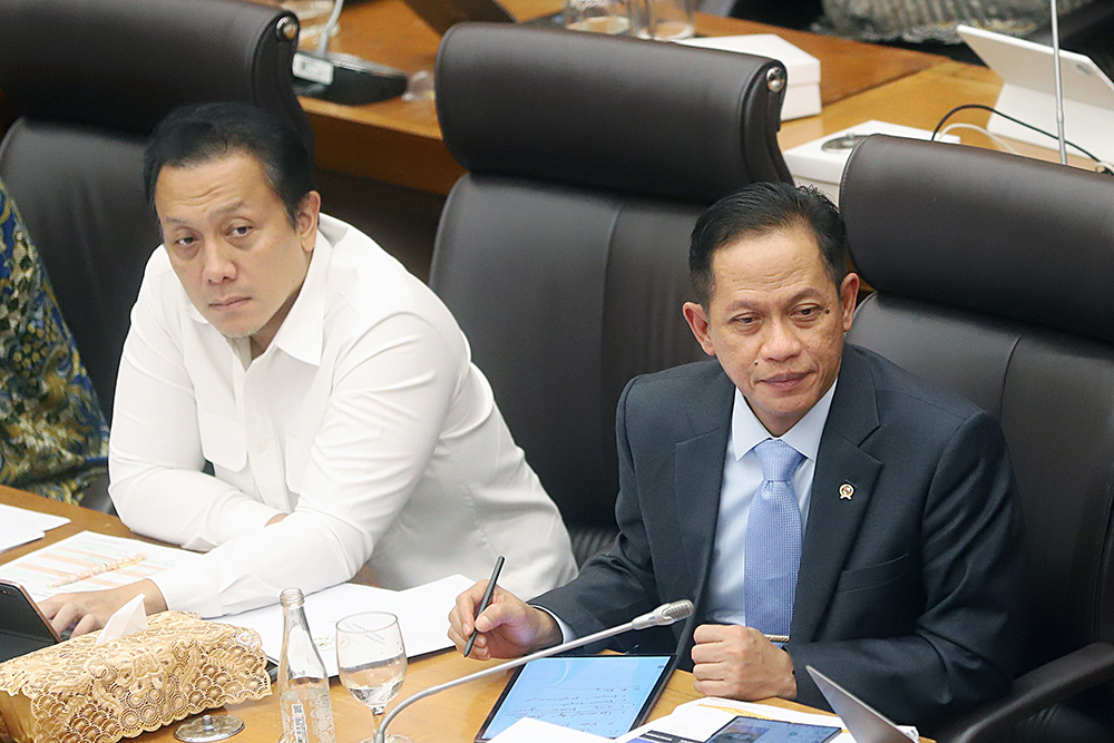 Menteri Lingkungan Hidup/Kepala Badan Pengendalian Lingkungan Hidup Hanif Faisol Nurofiq  bersama jajaran kementerian menghadiri Rapat Kerja bersama Komisi XII DPR. (BeritaNasional/Elvis Sendouw)