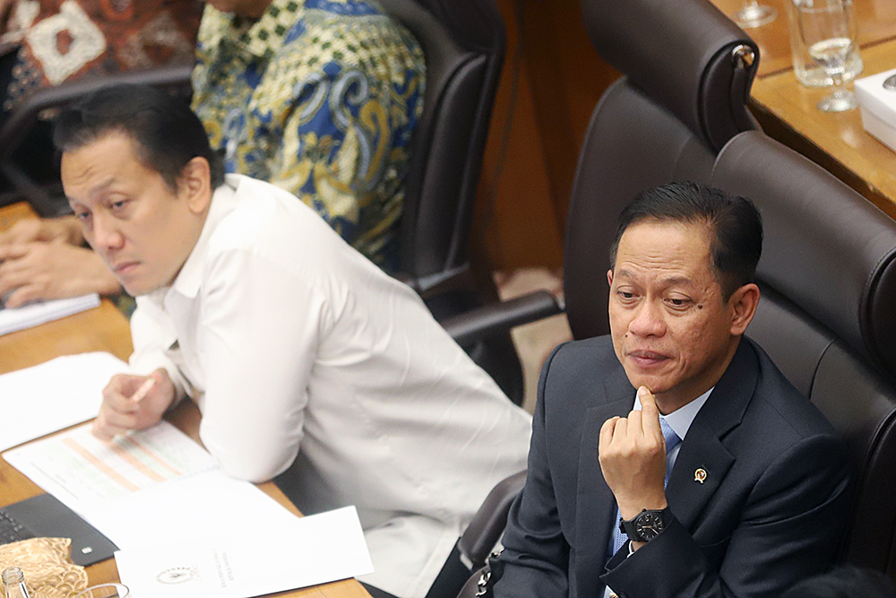 Menteri Lingkungan Hidup/Kepala Badan Pengendalian Lingkungan Hidup Hanif Faisol Nurofiq  bersama jajaran kementerian menghadiri Rapat Kerja bersama Komisi XII DPR. (BeritaNasional/Elvis Sendouw)