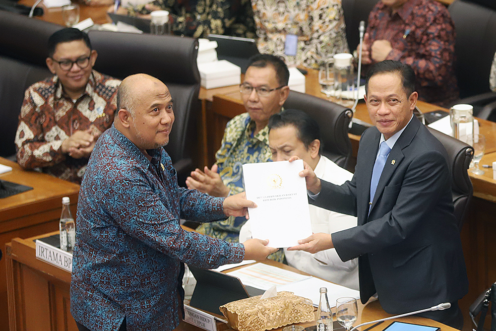 Menteri Lingkungan Hidup/Kepala Badan Pengendalian Lingkungan Hidup Hanif Faisol Nurofiq  bersama jajaran kementerian menghadiri Rapat Kerja bersama Komisi XII DPR. (BeritaNasional/Elvis Sendouw)