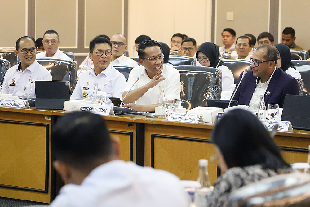 Rapat Kerja Komisi XIII bersama Menteri Hukum membahas kebijakan strategis terkait pemberian amnesti, peraturan perundang-undangan, administrasi, hak kekayaan intelektual dan masalah aktual lainnya. (beritaNasional/Elvis Sendouw)