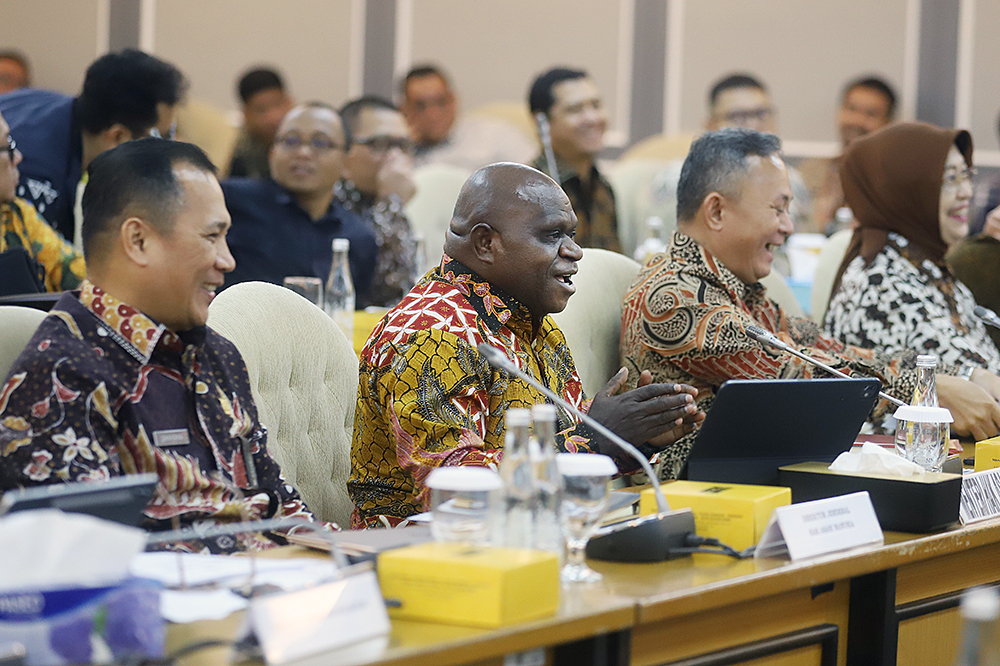 Menteri HAM Natalius Pigai menghadiri rapat kerja bersama Komisi XIII. (BeritaNasional/Elvis Sendouw)