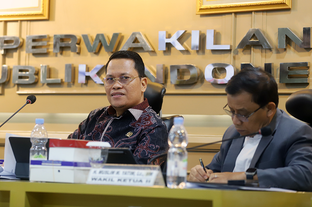 Mendikbudristek Nadim Makarim bersama jajarannya mengikuti rapat kerja bersama Komite III DPD RI. (BeritaNasional/Elvis Sendouw)