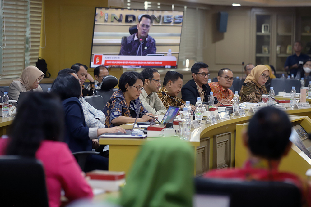 Mendikbudristek Nadim Makarim bersama jajarannya mengikuti rapat kerja bersama Komite III DPD RI. (BeritaNasional/Elvis Sendouw)