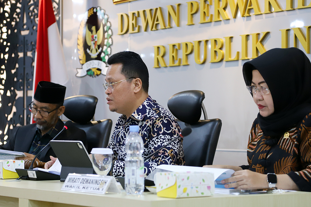 Menteri Kesehatan, Budi Gunadi Sadikin memberikan penjelasan pada rapat kerja bersama komite III DPD RI. (BeritaNasional/Elvis Sendouw)