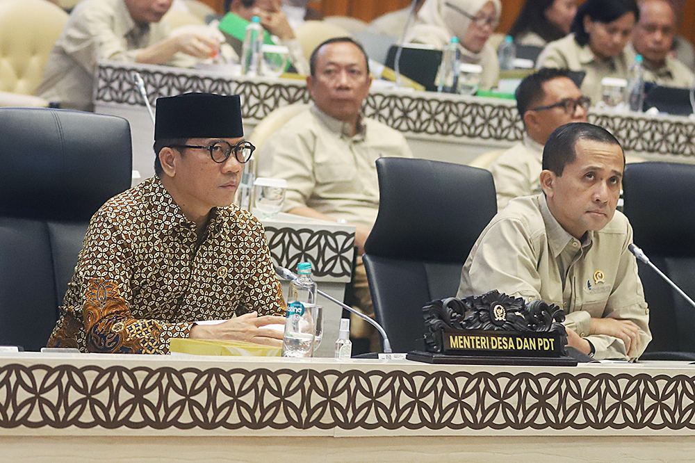 Menteri Desa dan Pembangunan Daerah Tertinggal (Mendes PDT) Yandri Susanto (kiri) dan Menteri Transmigrasi (Mentrans) Muhammad Iftitah Sulaiman Suryanagara hadiri rapat kerja bersama Komisi V DPR. (BeritaNasional/Elvis Sendouw)