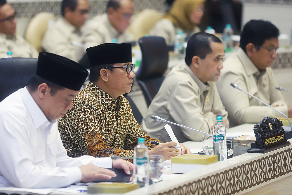 Menteri Desa dan Pembangunan Daerah Tertinggal (Mendes PDT) Yandri Susanto (kiri) dan Menteri Transmigrasi (Mentrans) Muhammad Iftitah Sulaiman Suryanagara hadiri rapat kerja bersama Komisi V DPR. (BeritaNasional/Elvis Sendouw)