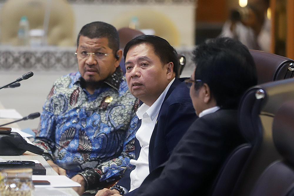 Menteri Desa dan Pembangunan Daerah Tertinggal (Mendes PDT) Yandri Susanto (kiri) dan Menteri Transmigrasi (Mentrans) Muhammad Iftitah Sulaiman Suryanagara hadiri rapat kerja bersama Komisi V DPR. (BeritaNasional/Elvis Sendouw)