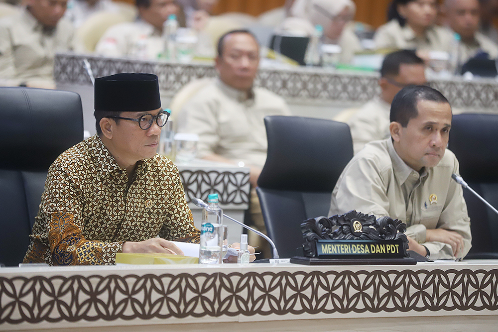 Menteri Desa dan Pembangunan Daerah Tertinggal (Mendes PDT) Yandri Susanto (kiri) dan Menteri Transmigrasi (Mentrans) Muhammad Iftitah Sulaiman Suryanagara hadiri rapat kerja bersama Komisi V DPR. (BeritaNasional/Elvis Sendouw)