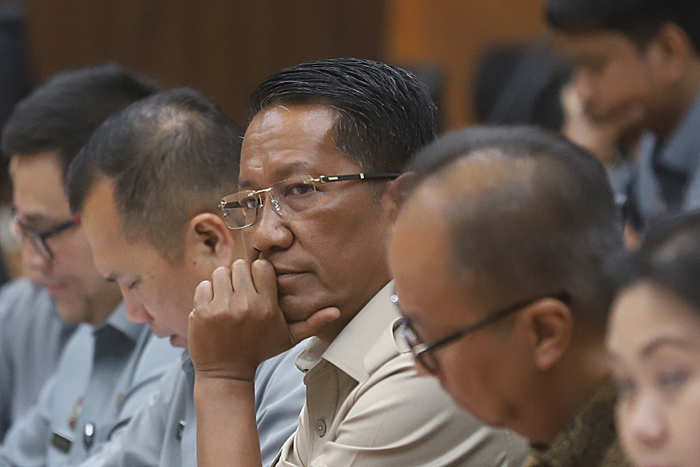 Menteri Hukum Supratman Andi Agtas bersama Menteri Perindustrian Agus Gumiwang Kartasasmita menyerahkah berkas kepada Panitia Khusus RUU Desain Industri DPR RI. (BeritaNasional/Elvis Sendouw)