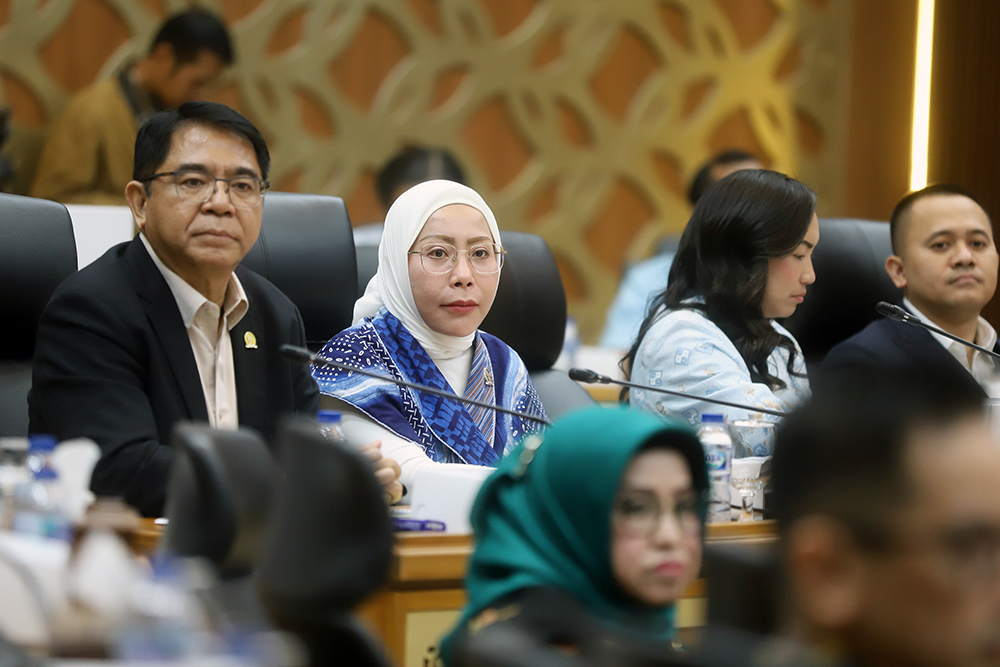 Menteri Hukum Supratman Andi Agtas bersama Menteri Perindustrian Agus Gumiwang Kartasasmita menyerahkah berkas kepada Panitia Khusus RUU Desain Industri DPR RI. (BeritaNasional/Elvis Sendouw)