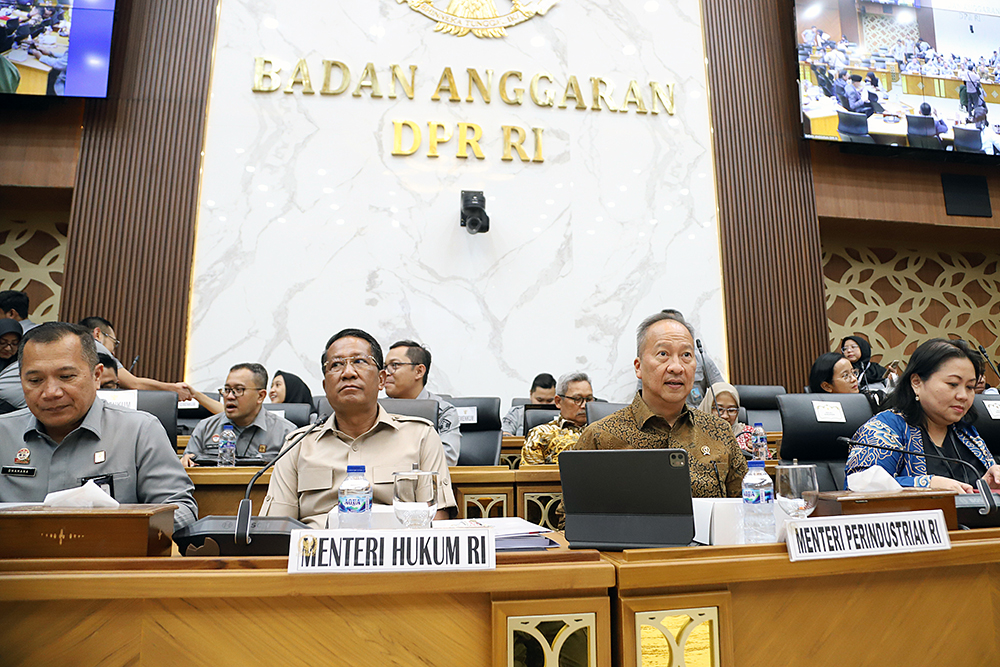 Menteri Hukum Supratman Andi Agtas bersama Menteri Perindustrian Agus Gumiwang Kartasasmita menyerahkah berkas kepada Panitia Khusus RUU Desain Industri DPR RI. (BeritaNasional/Elvis Sendouw)