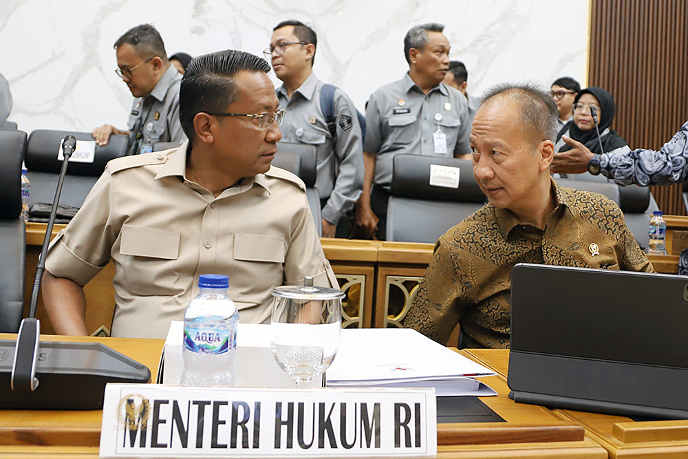 Menteri Hukum Supratman Andi Agtas bersama Menteri Perindustrian Agus Gumiwang Kartasasmita menyerahkah berkas kepada Panitia Khusus RUU Desain Industri DPR RI. (BeritaNasional/Elvis Sendouw)