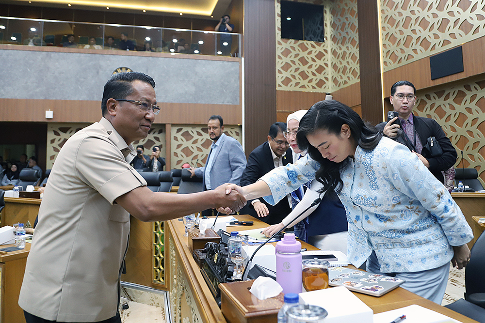 Menteri Hukum Supratman Andi Agtas bersama Menteri Perindustrian Agus Gumiwang Kartasasmita menyerahkah berkas kepada Panitia Khusus RUU Desain Industri DPR RI. (BeritaNasional/Elvis Sendouw)