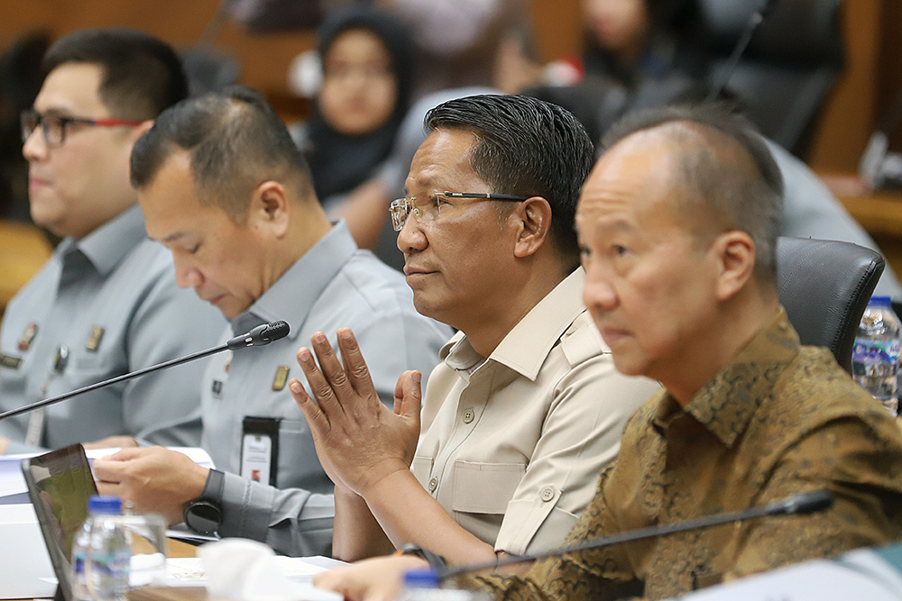 Menteri Hukum Supratman Andi Agtas bersama Menteri Perindustrian Agus Gumiwang Kartasasmita menyerahkah berkas kepada Panitia Khusus RUU Desain Industri DPR RI. (BeritaNasional/Elvis Sendouw)