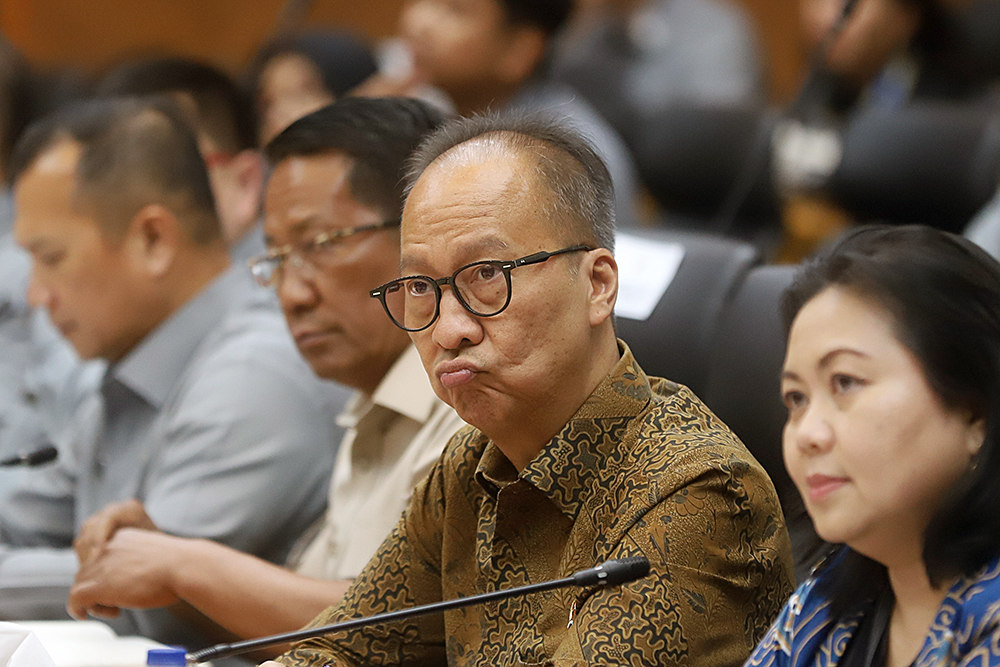 Menteri Hukum Supratman Andi Agtas bersama Menteri Perindustrian Agus Gumiwang Kartasasmita menyerahkah berkas kepada Panitia Khusus RUU Desain Industri DPR RI. (BeritaNasional/Elvis Sendouw)