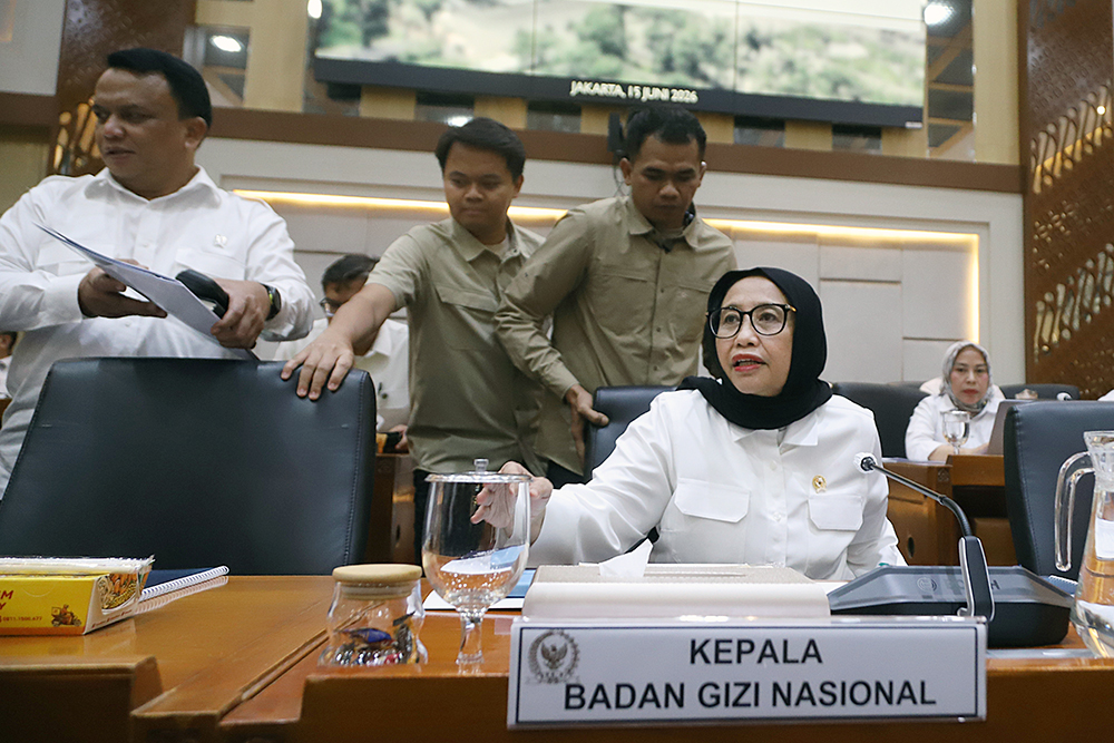 Kepala Badan Gizi Nasional (BGN) Nanik Sudaryati Deyang mengikuti rapat kerja perdananya bersama komisi IX DPR. (BeritaNasional/Elvis Sendouw)
